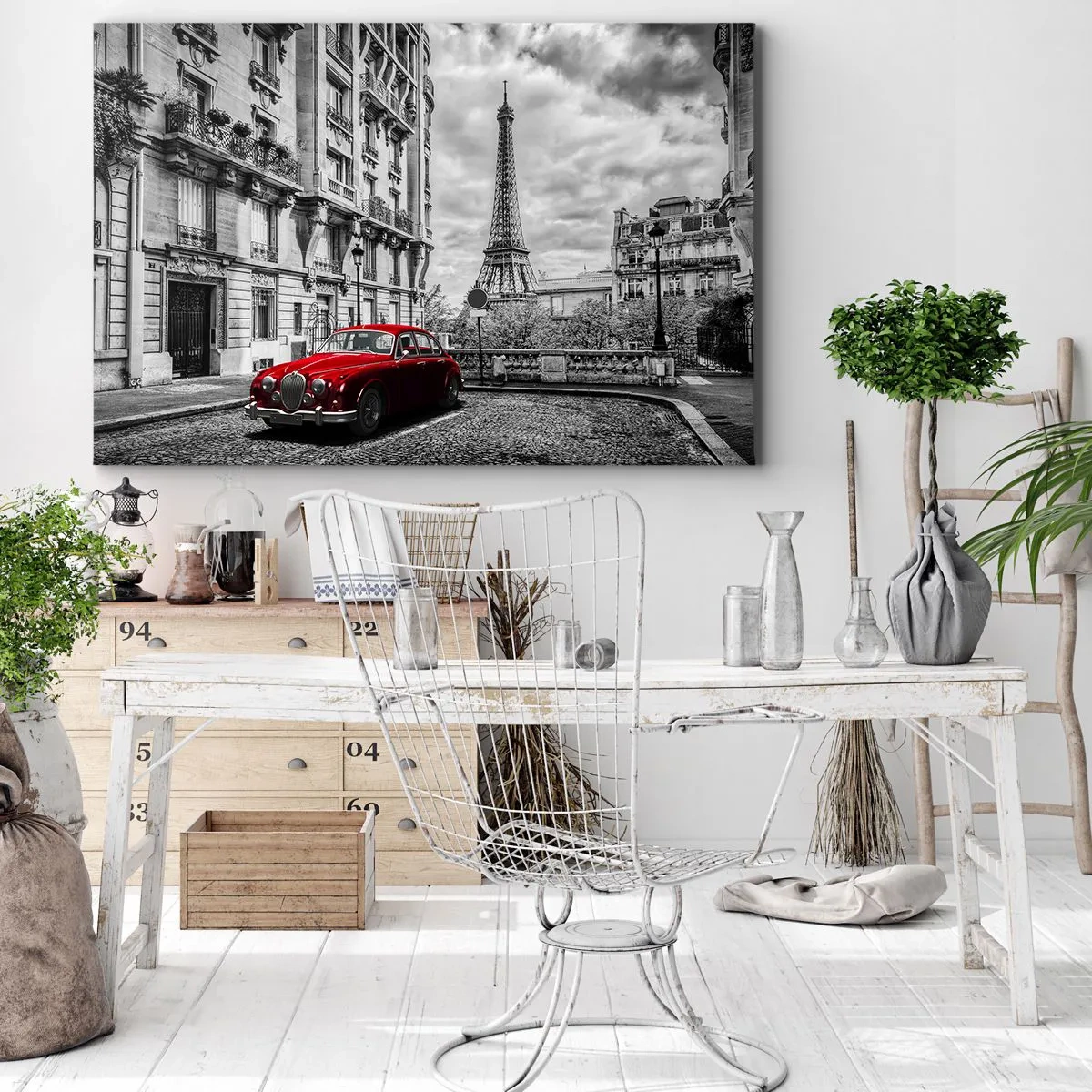 Quadro su tela - Stampe su Tela - Un'auto rossa con la Torre Eiffel sullo sfondo in un'ambientazione in bianco e nero - 70x50cm - Predatore in città - Decorazione murale moderna per soggiorno e camera da letto ARTTOR
