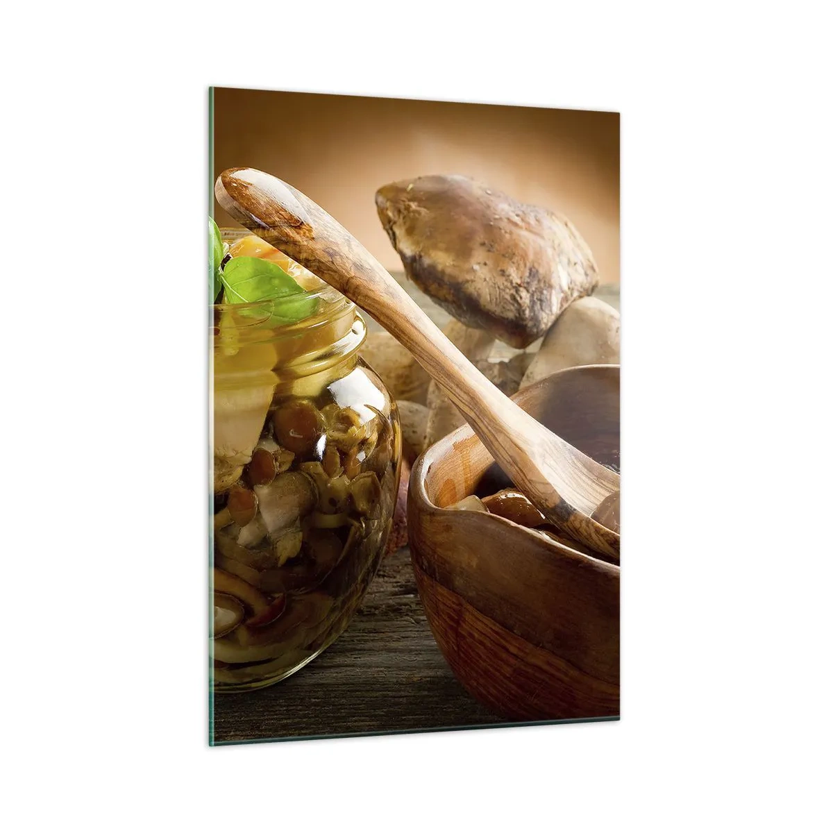 Quadro su vetro - Funghi sottaceto in un barattolo con una ciotola di legno e funghi sul tavolo sullo sfondo - 50x70cm - Freschi, conservati, autunnali... - Decorazione murale moderna per soggiorno e camera da letto ARTTOR