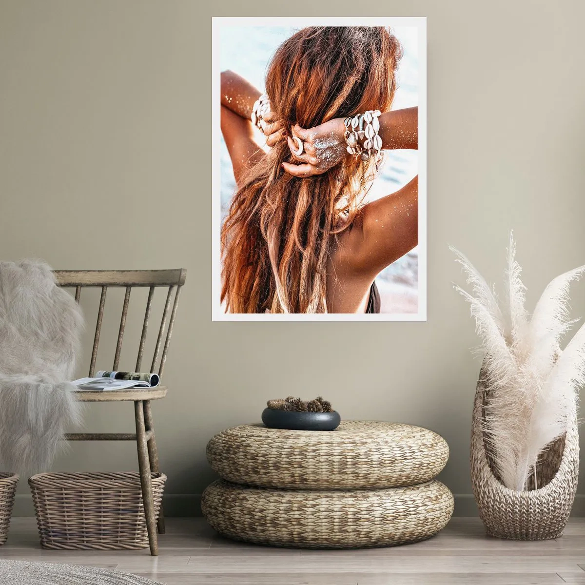 Poster - Una donna con i capelli lunghi decorati con conchiglie in riva al mare - 50x70cm - Sorella dell'acqua e del sole - Decorazione murale moderna per soggiorno e camera da letto ARTTOR