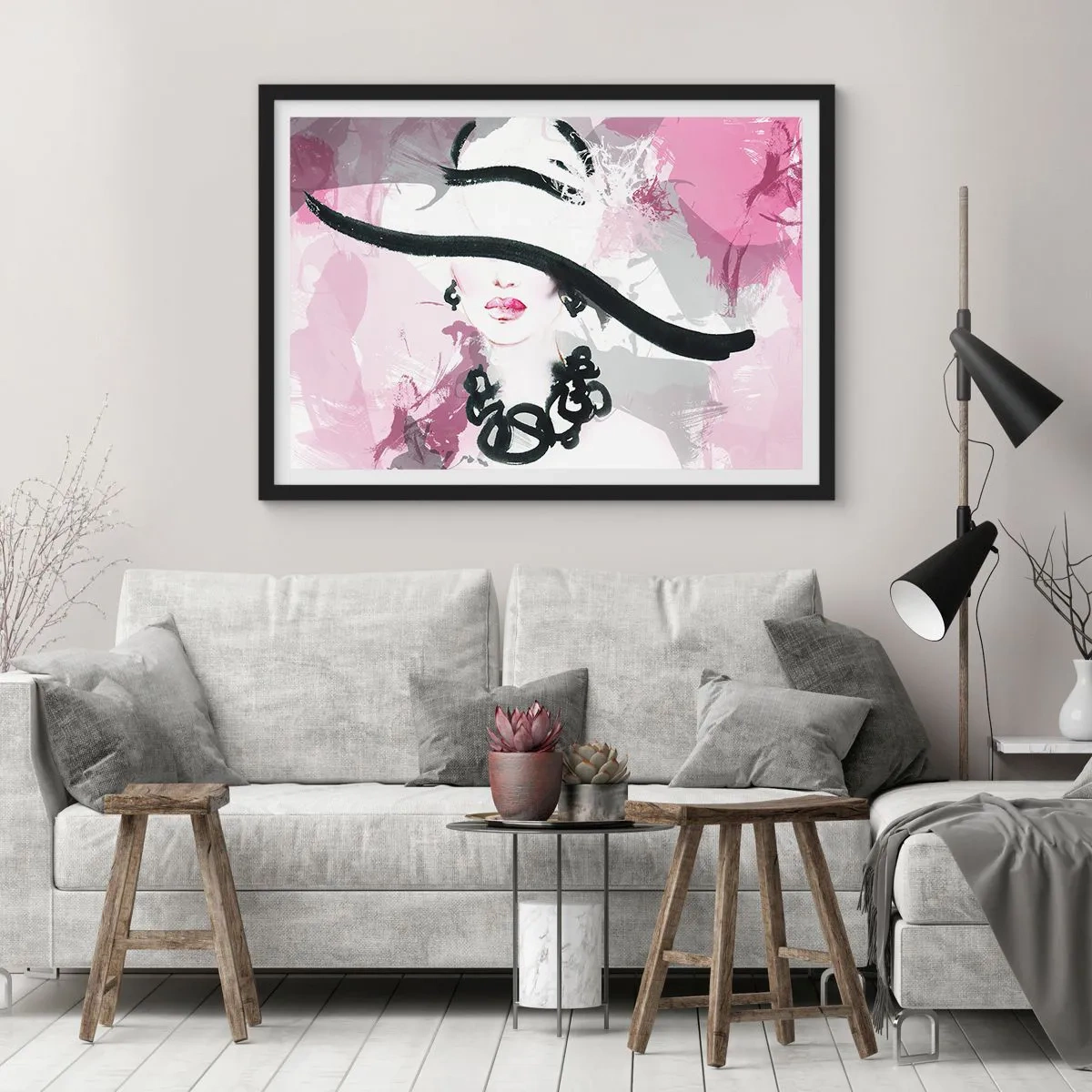Poster in cornice nera - Una donna elegante con un cappello su uno sfondo di astrazioni rosa. - 100x70cm - Ritratto di donna in nero e rosa - Decorazione murale moderna per soggiorno e camera da letto ARTTOR