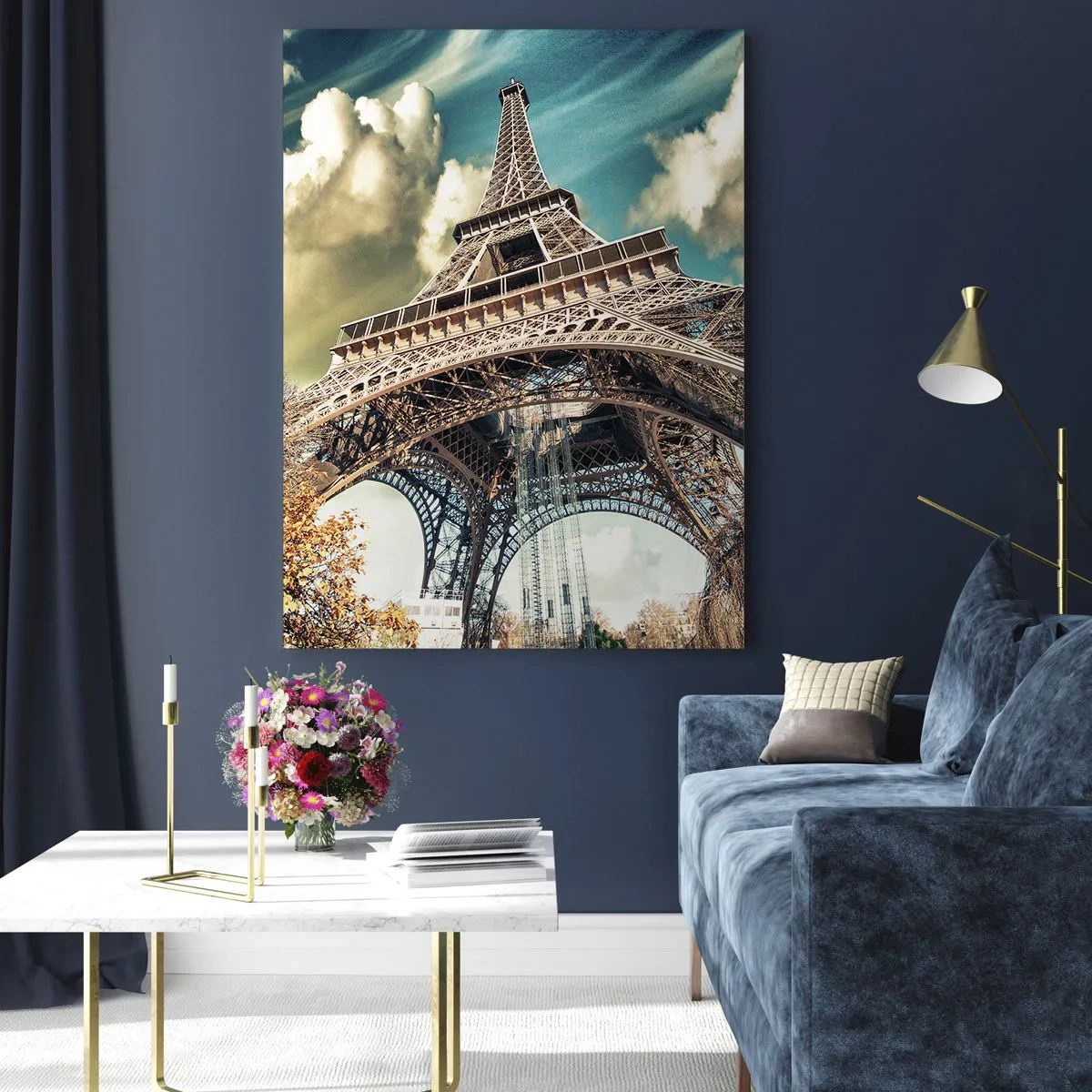 Quadro su vetro - La Torre Eiffel in uno scenario autunnale contro un cielo dinamico - 50x70cm - L'autunno a Parigi... - Decorazione murale moderna per soggiorno e camera da letto ARTTOR