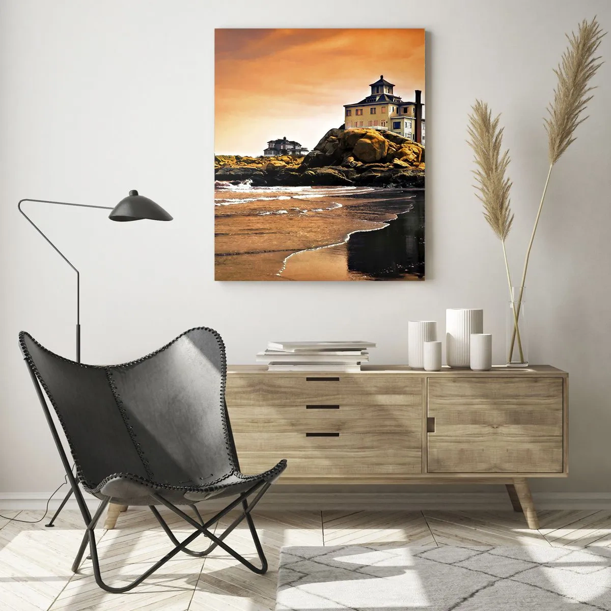 Quadro su vetro - Una casa su una roccia vicino alla spiaggia al tramonto con il suo riflesso nell'acqua - 80x120cm - L'eleganza della costa ovest - Decorazione murale moderna per soggiorno e camera da letto ARTTOR