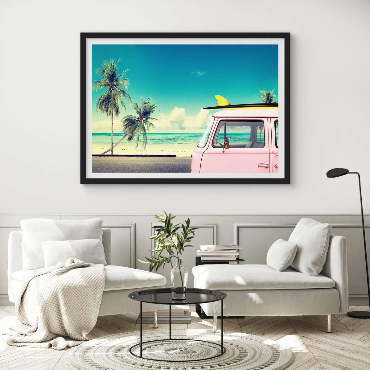 Poster in cornice nera - Un furgone rosa con una tavola da surf sullo sfondo di una spiaggia tropicale. - 70x50cm - Tempo di vacanze - Decorazione murale moderna per soggiorno e camera da letto ARTTOR