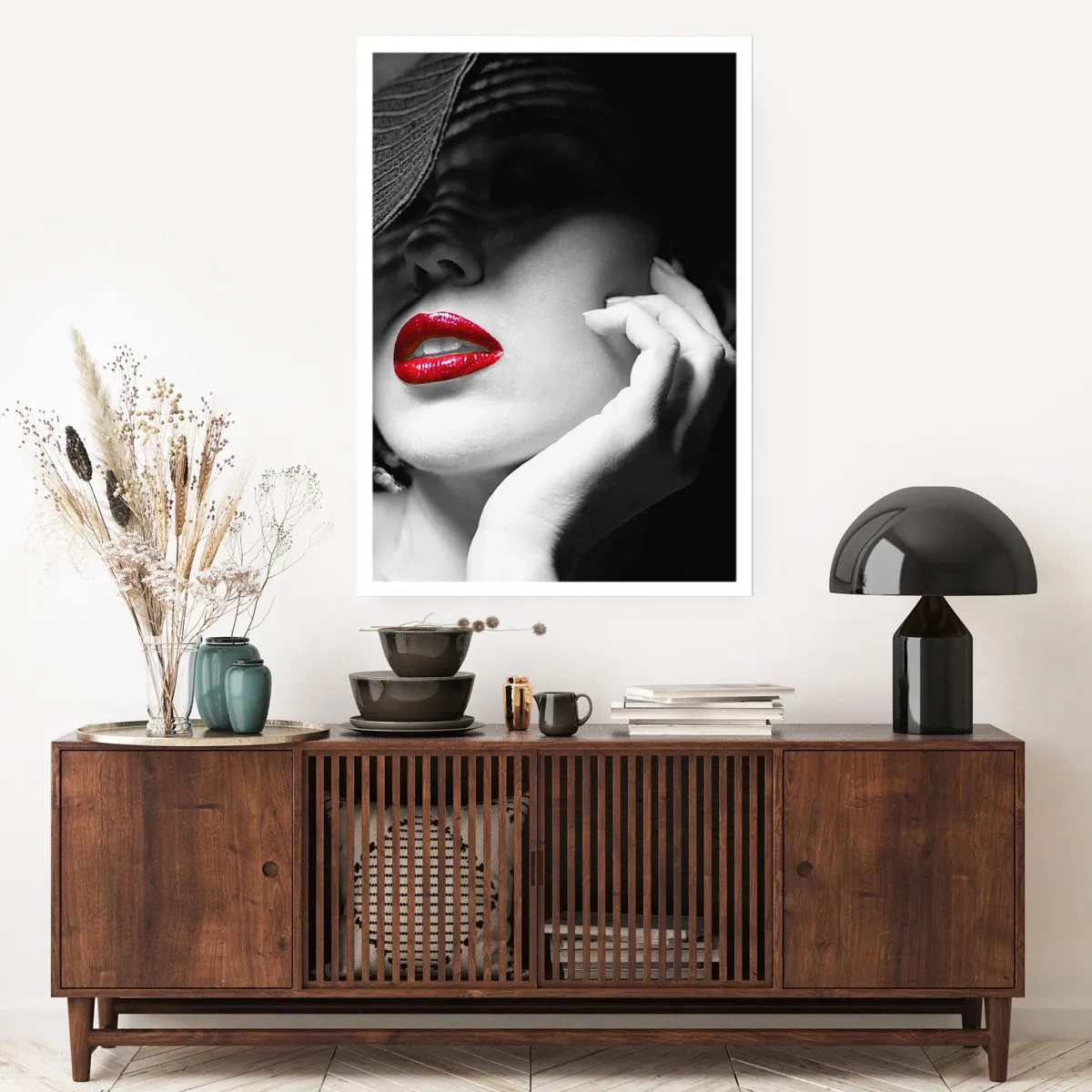 Poster - Ritratto di una donna con un cappello e labbra rosse - 50x70cm - Studio in scarlatto - Decorazione murale moderna per soggiorno e camera da letto ARTTOR
