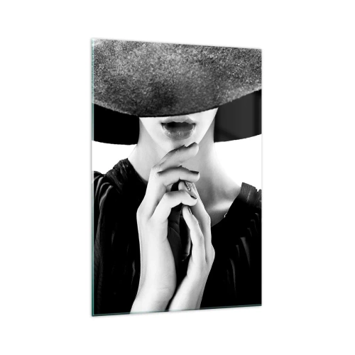 Quadro su vetro - Donna elegante con un grande cappello nei toni del bianco e del nero - 70x100cm - Bellezza celata - Decorazione murale moderna per soggiorno e camera da letto ARTTOR