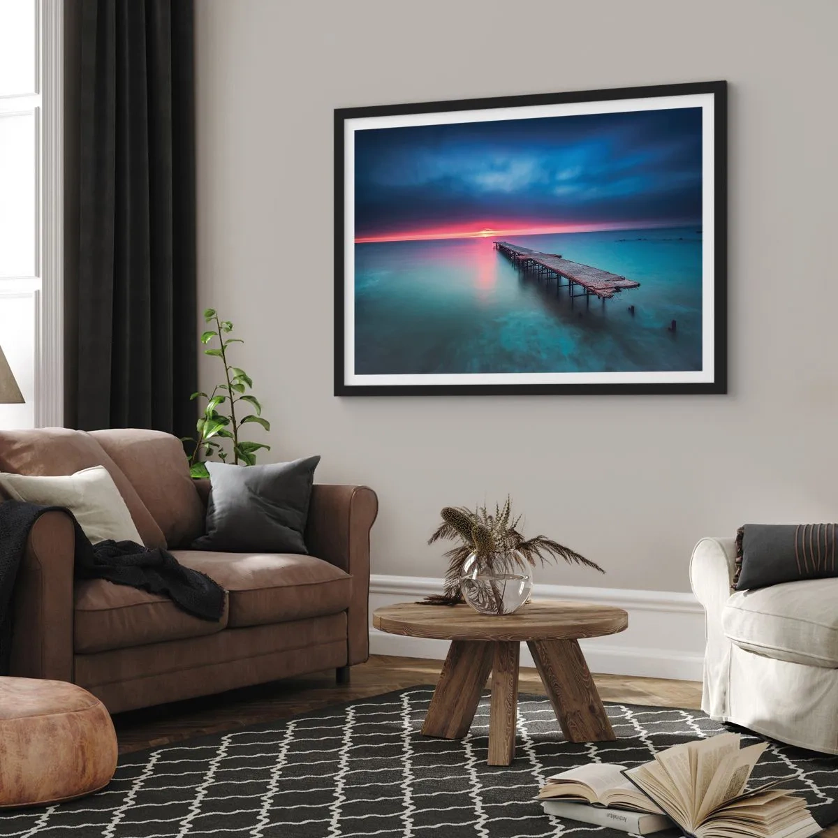 Poster in cornice nera - Un molo di legno che conduce direttamente al mare al tramonto - 100x70cm - Tra il cielo e la terra - Decorazione murale moderna per soggiorno e camera da letto ARTTOR
