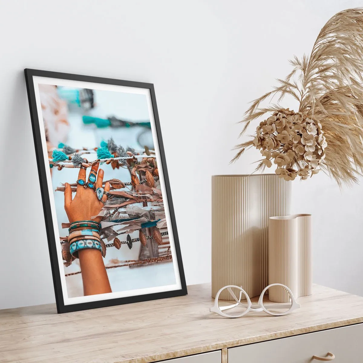 Poster in cornice nera - Una mano adornata con gioielli su uno sfondo boho - 50x70cm - Tesori locali - Decorazione murale moderna per soggiorno e camera da letto ARTTOR