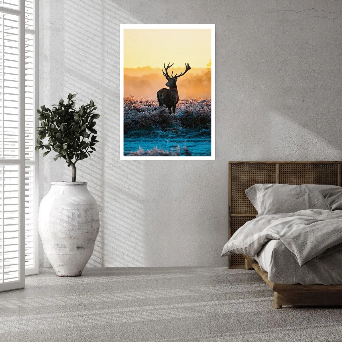 Poster - Un cervo in una radura gelida all'alba - 50x70cm - Incoronato nelle sue terre - Decorazione murale moderna per soggiorno e camera da letto ARTTOR