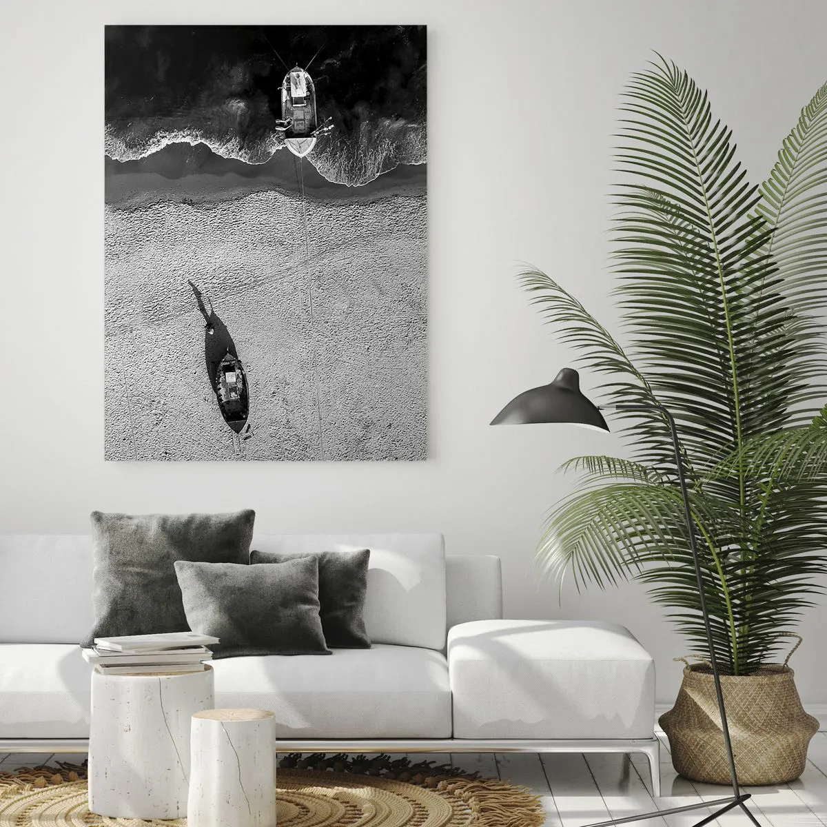 Quadro su vetro - Vista aerea in bianco e nero delle barche sulla spiaggia - 70x100cm - Ancora sulla riva... - Decorazione murale moderna per soggiorno e camera da letto ARTTOR