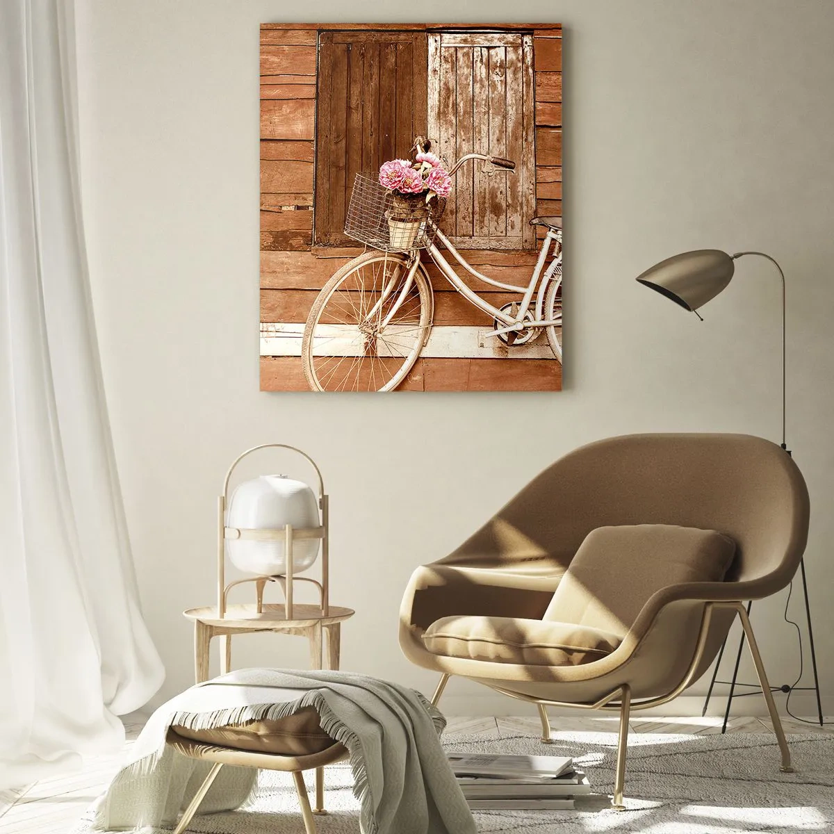Quadro su vetro - Una bicicletta con un cesto pieno di rose contro un muro di legno - 80x120cm - Torno subito - Decorazione murale moderna per soggiorno e camera da letto ARTTOR