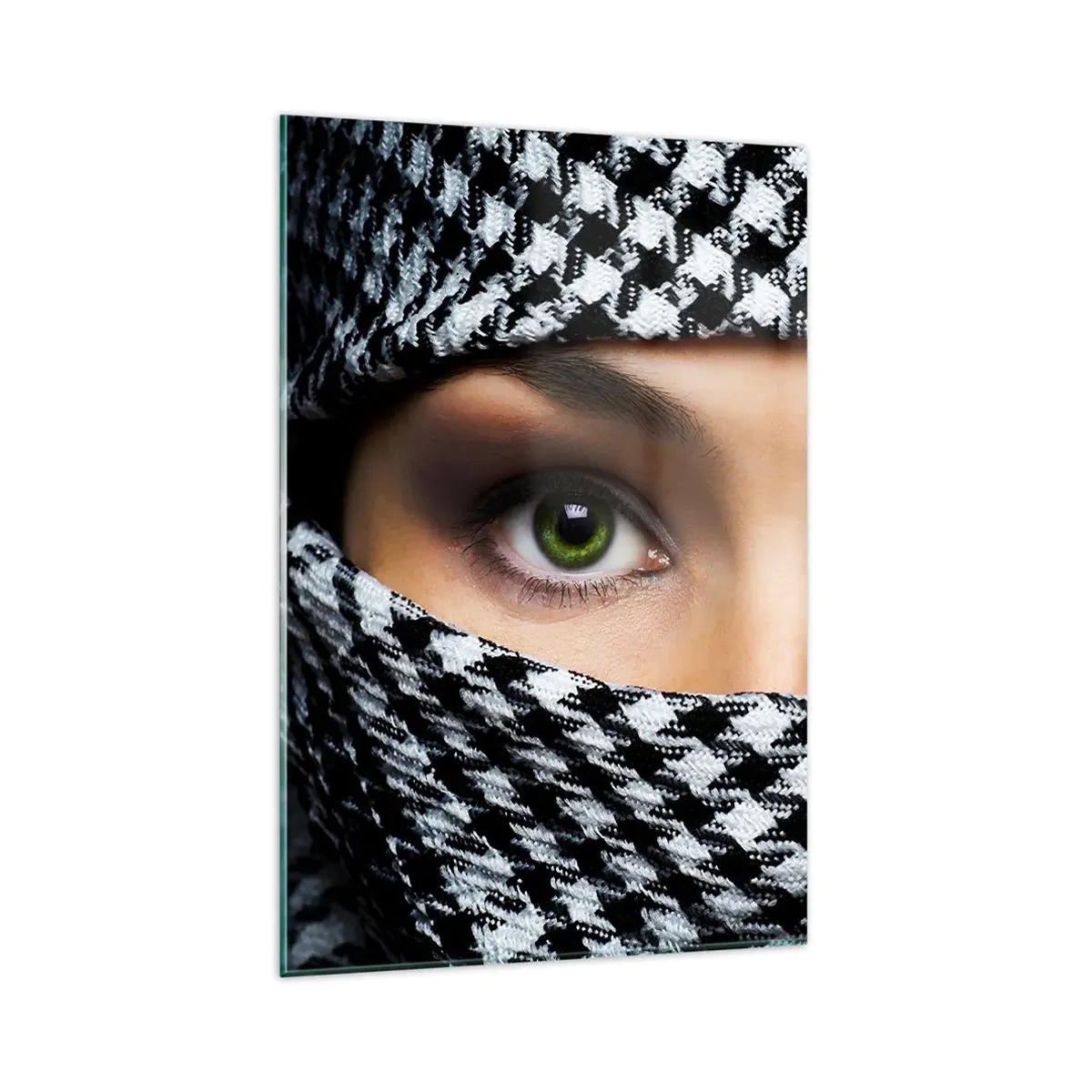 Quadro su vetro - Gli occhi verdi di una donna sono nascosti dietro un tessuto a fantasia in bianco e nero. - 80x120cm - Ritratto di bellezza velata con gli occhi verdi - Decorazione murale moderna per soggiorno e camera da letto ARTTOR