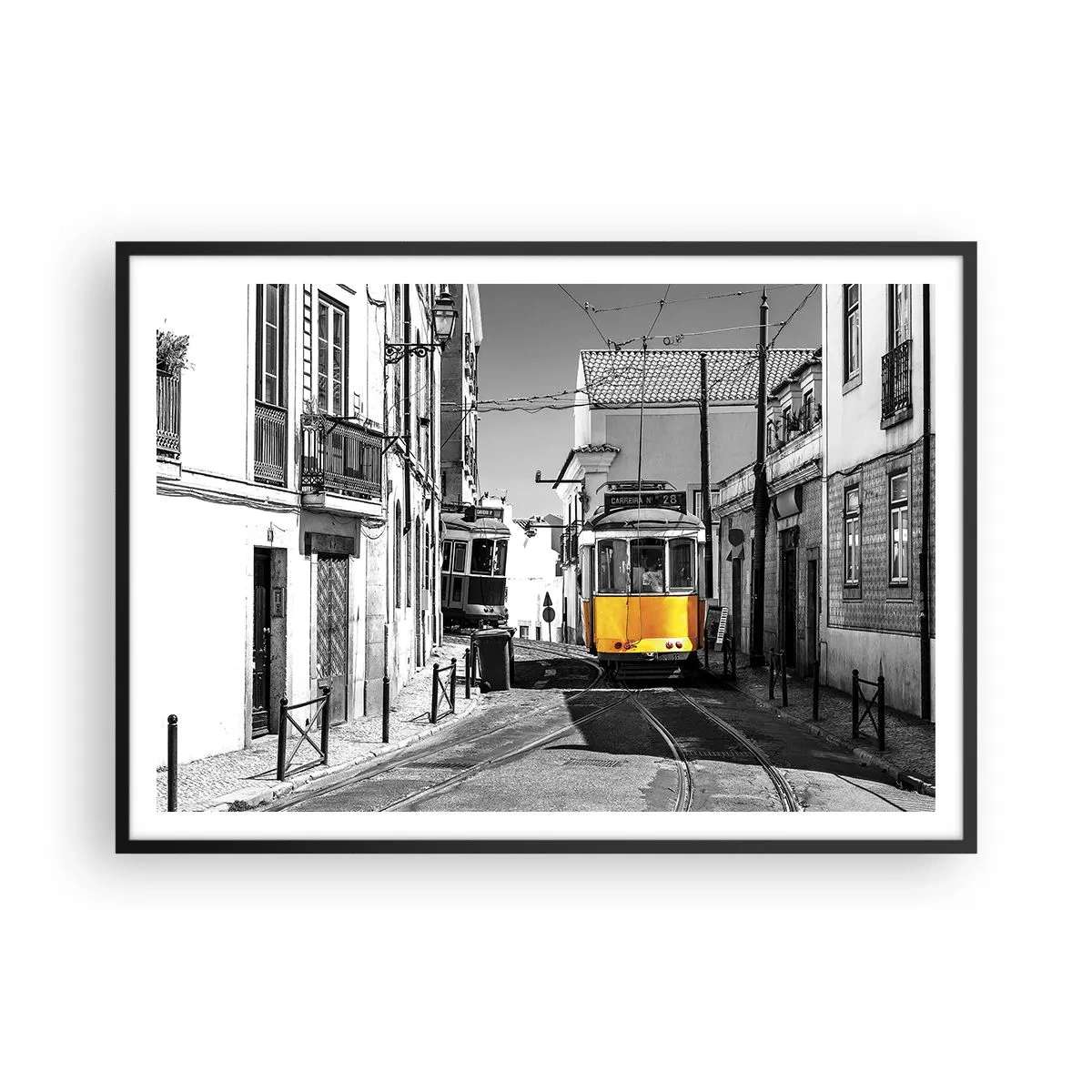 Poster in cornice nera - Un tram giallo per le strade di Lisbona in un ambiente monocromatico - 100x70cm - Lo spirito di Lisbona - Decorazione murale moderna per soggiorno e camera da letto ARTTOR