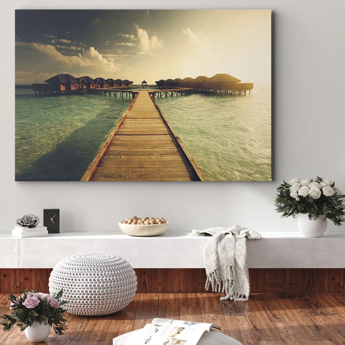 Quadro su tela - Stampe su Tela - Un molo di legno che conduce alle case sull'acqua, illuminate dai raggi del sole. - 100x70cm - Caldo invito - Decorazione murale moderna per soggiorno e camera da letto ARTTOR