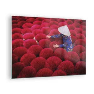 Quadro su vetro - Un lavoratore tra bastoncini di incenso rosso su uno sfondo a motivi - 70x50cm - Nel campo di riso - Decorazione murale moderna per soggiorno e camera da letto ARTTOR