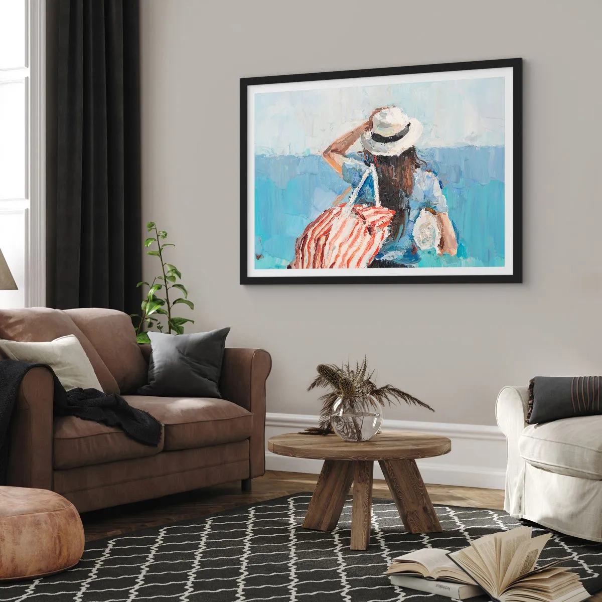 Poster in cornice nera - Una donna con un cappello contro il mare blu - 70x50cm - Benvenuti in vacanza - Decorazione murale moderna per soggiorno e camera da letto ARTTOR