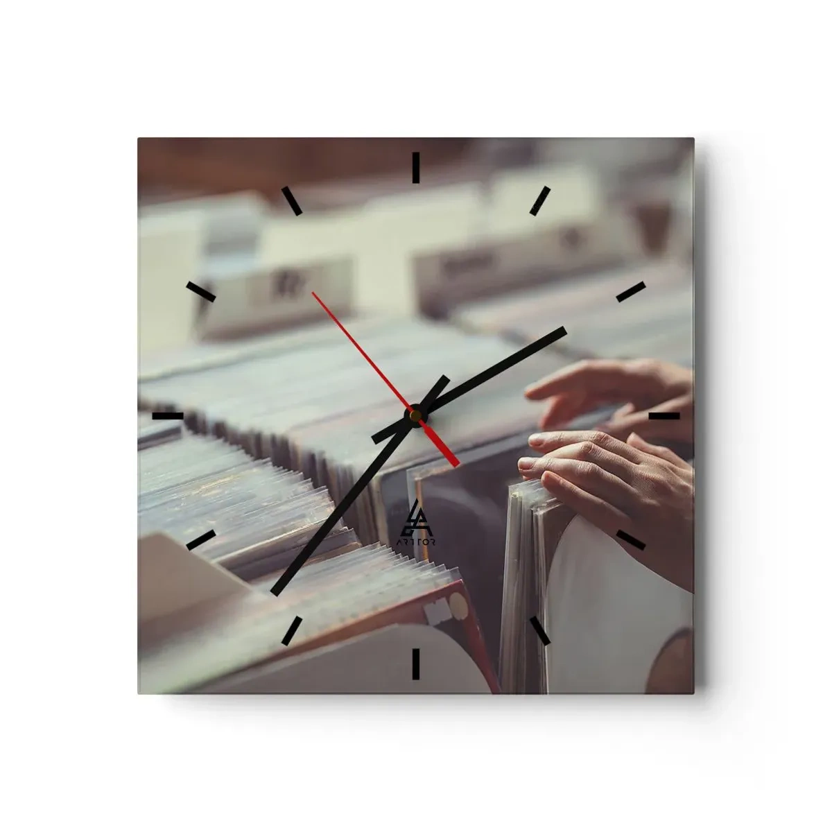 Orologio da parete - Orologio in Vetro - Mani che guardano attraverso una collezione di vinili - 30x30cm - Alla ricerca di emozioni - Decorazione murale moderna per soggiorno e camera da letto ARTTOR