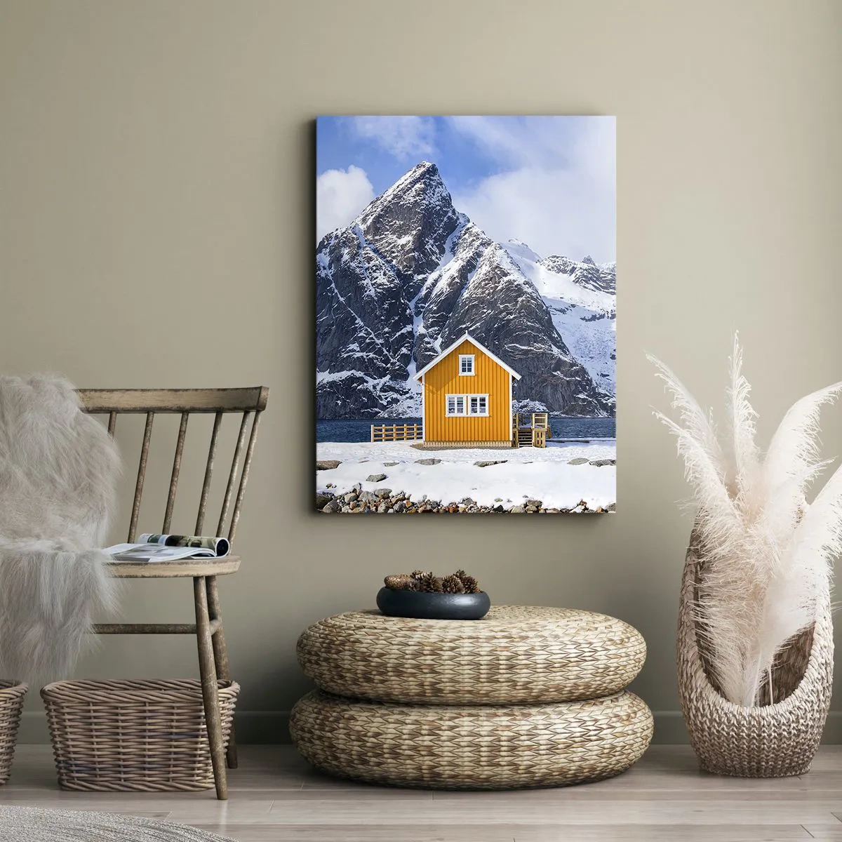 Quadro su tela - Stampe su Tela - Una casa gialla sullo sfondo delle montagne innevate e del mare - 80x120cm - Vacanze scandinave - Decorazione murale moderna per soggiorno e camera da letto ARTTOR