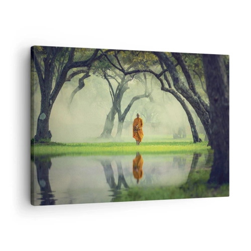 Quadro su tela - Stampe su Tela - Un monaco con una tunica arancione in una foresta con uno sfondo nebbioso e il riflesso nell'acqua. - 70x50cm - In cammino verso l'illuminazione - Decorazione murale moderna per soggiorno e camera da letto ARTTOR