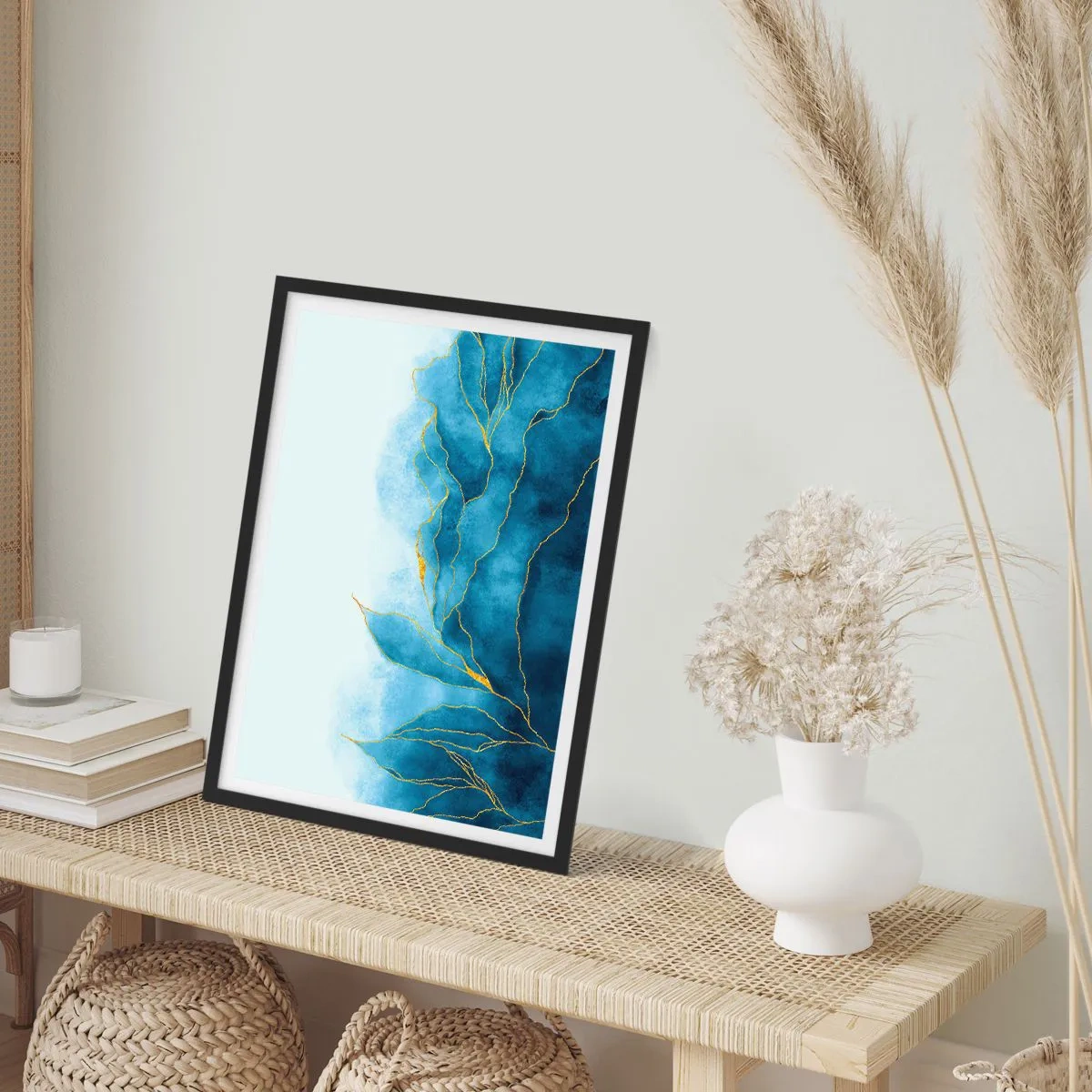 Poster in cornice nera - Una composizione astratta nei toni del blu con linee dorate. - 50x70cm - Blu nell'oro - Decorazione murale moderna per soggiorno e camera da letto ARTTOR