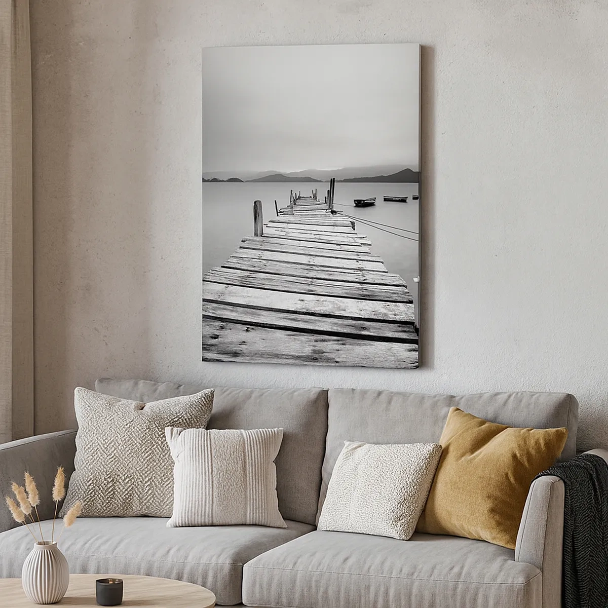Quadro su tela - Stampe su Tela - Una vista in bianco e nero di un molo di legno e di un lago calmo. - 50x70cm - Dietro i monti, dietro i mari - Decorazione murale moderna per soggiorno e camera da letto ARTTOR
