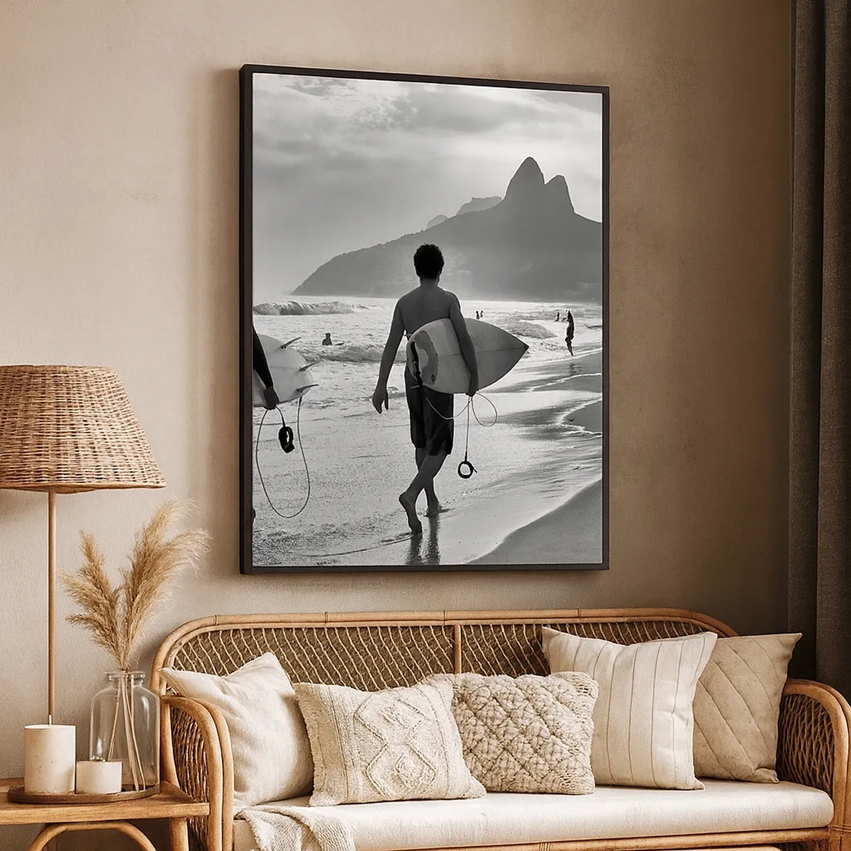Quadro su tela - Stampe su Tela - Due surfisti camminano sulla spiaggia con le loro tavole bianche e nere. - 50x70cm - Samba su un'unica onda - Decorazione murale moderna per soggiorno e camera da letto ARTTOR