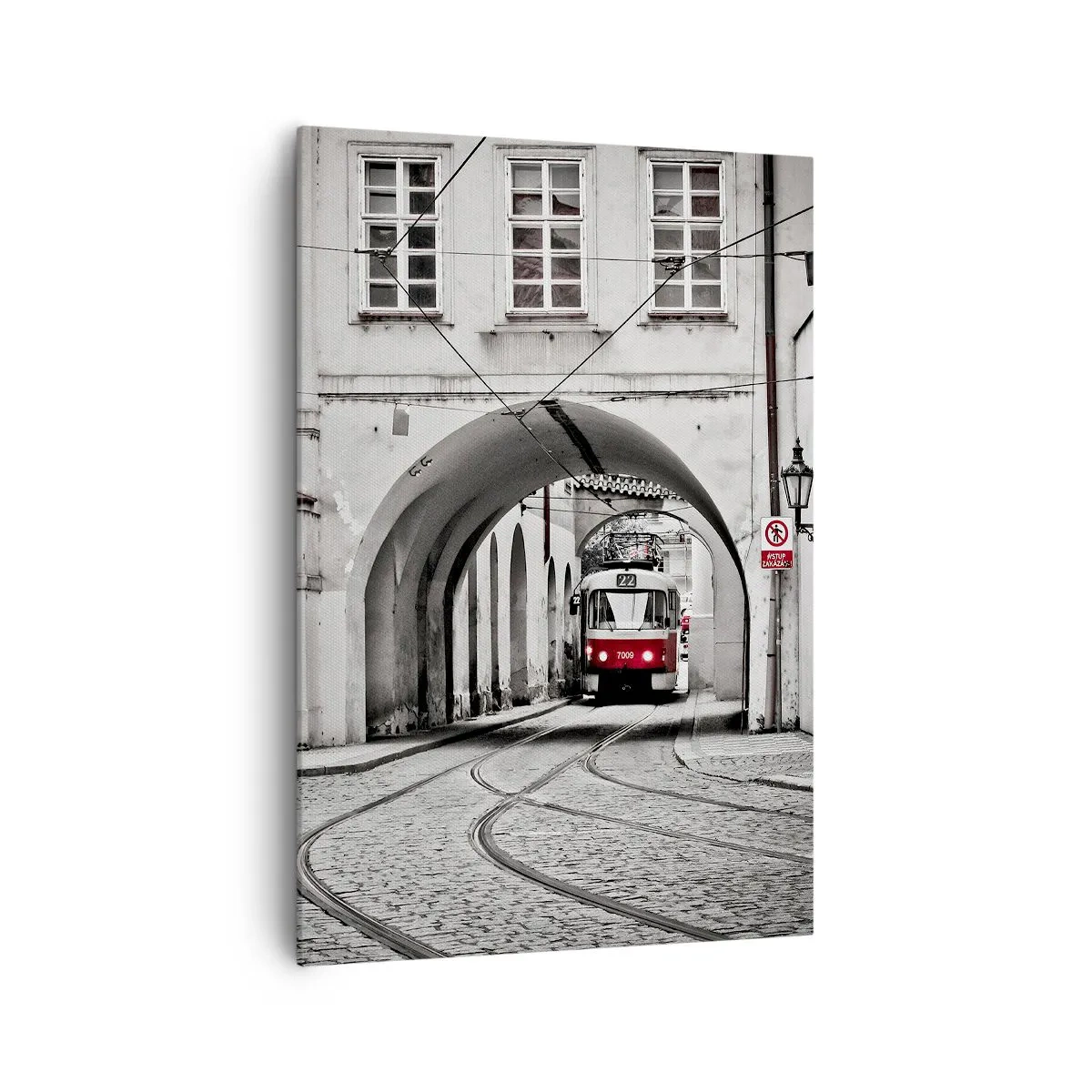 Quadro su tela - Stampe su Tela - Un tram bianco e nero in una strada storica della città - 70x100cm - Attraverso il labirinto cittadino - Decorazione murale moderna per soggiorno e camera da letto ARTTOR