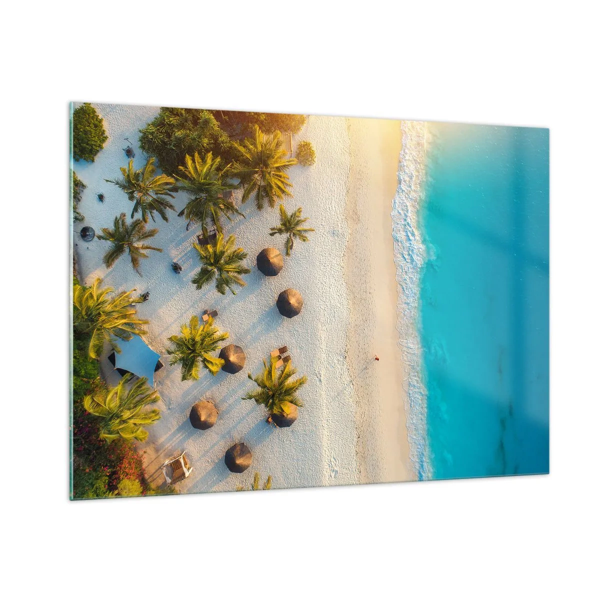 Quadro su vetro - Vista aerea di una spiaggia tropicale con palme e ombrelloni - 100x70cm - Benvenuti in paradiso - Decorazione murale moderna per soggiorno e camera da letto ARTTOR