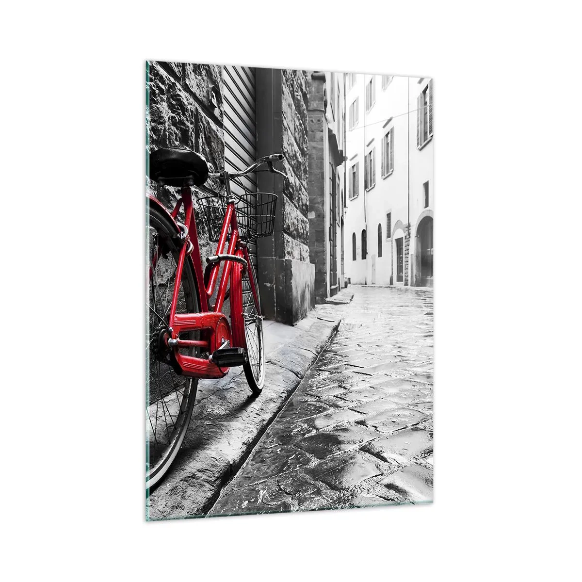 Quadro su vetro - Una bicicletta rossa su una strada acciottolata con sfondo monocromo. - 50x70cm - La vera bellezza non invecchia - Decorazione murale moderna per soggiorno e camera da letto ARTTOR