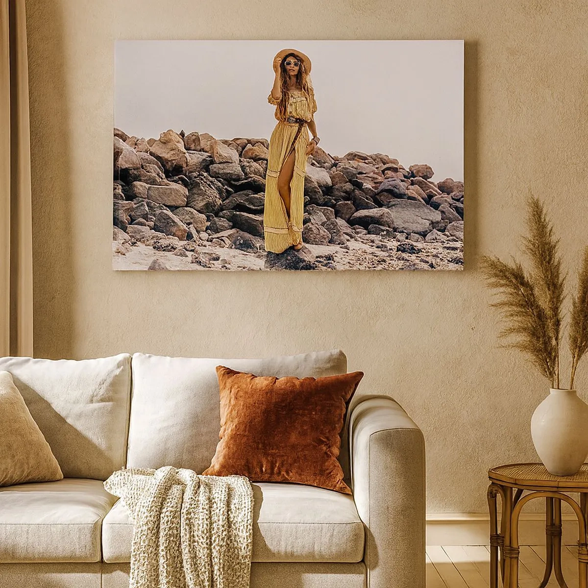 Quadro su tela - Stampe su Tela - Una donna in stile boho sullo sfondo di una spiaggia rocciosa - 70x50cm - La magia delle pietre - Decorazione murale moderna per soggiorno e camera da letto ARTTOR