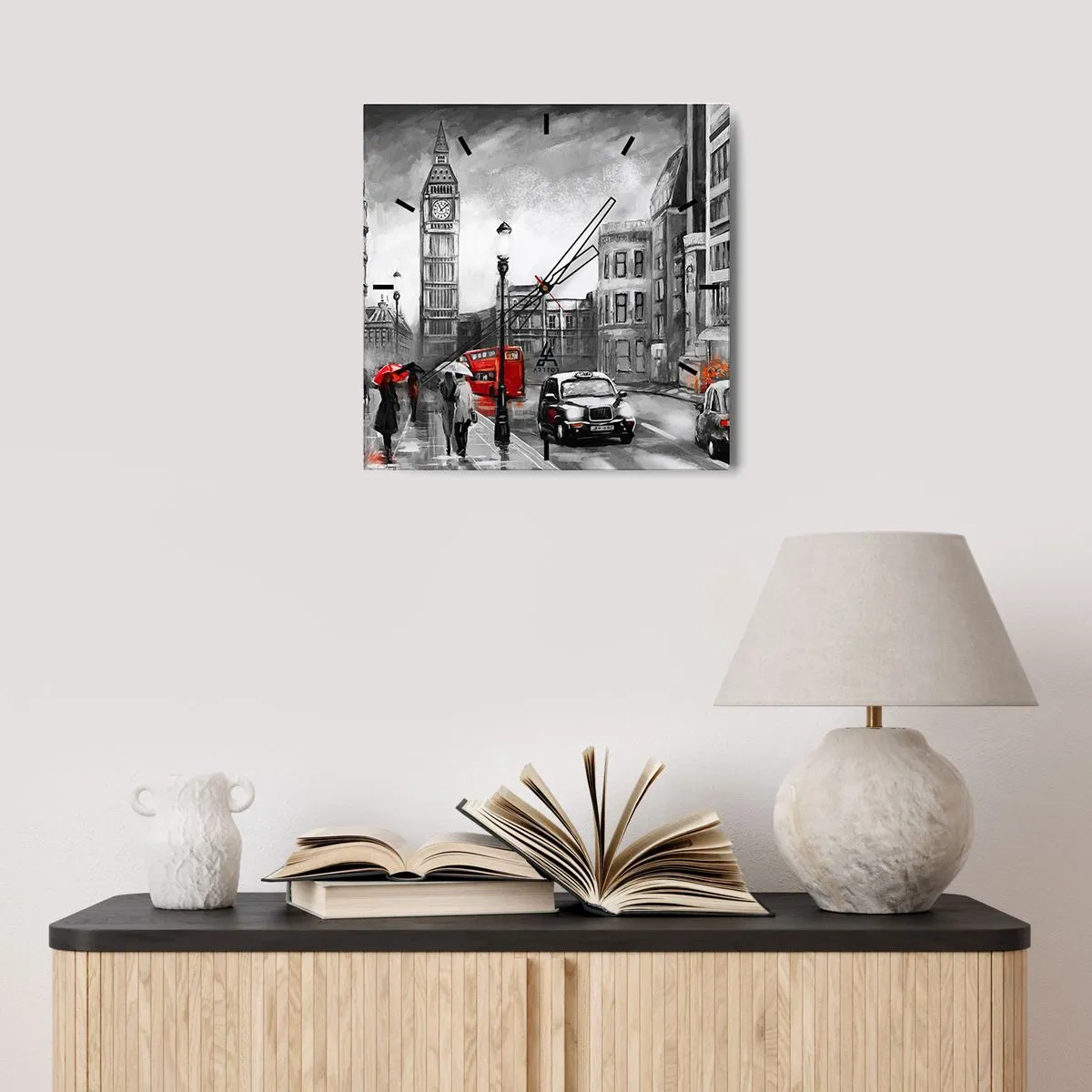 Orologio da parete - Orologio in Vetro - Una scena di Londra in bianco e nero con accenti rossi - 30x30cm - Una città per niente grigia - Decorazione murale moderna per soggiorno e camera da letto ARTTOR