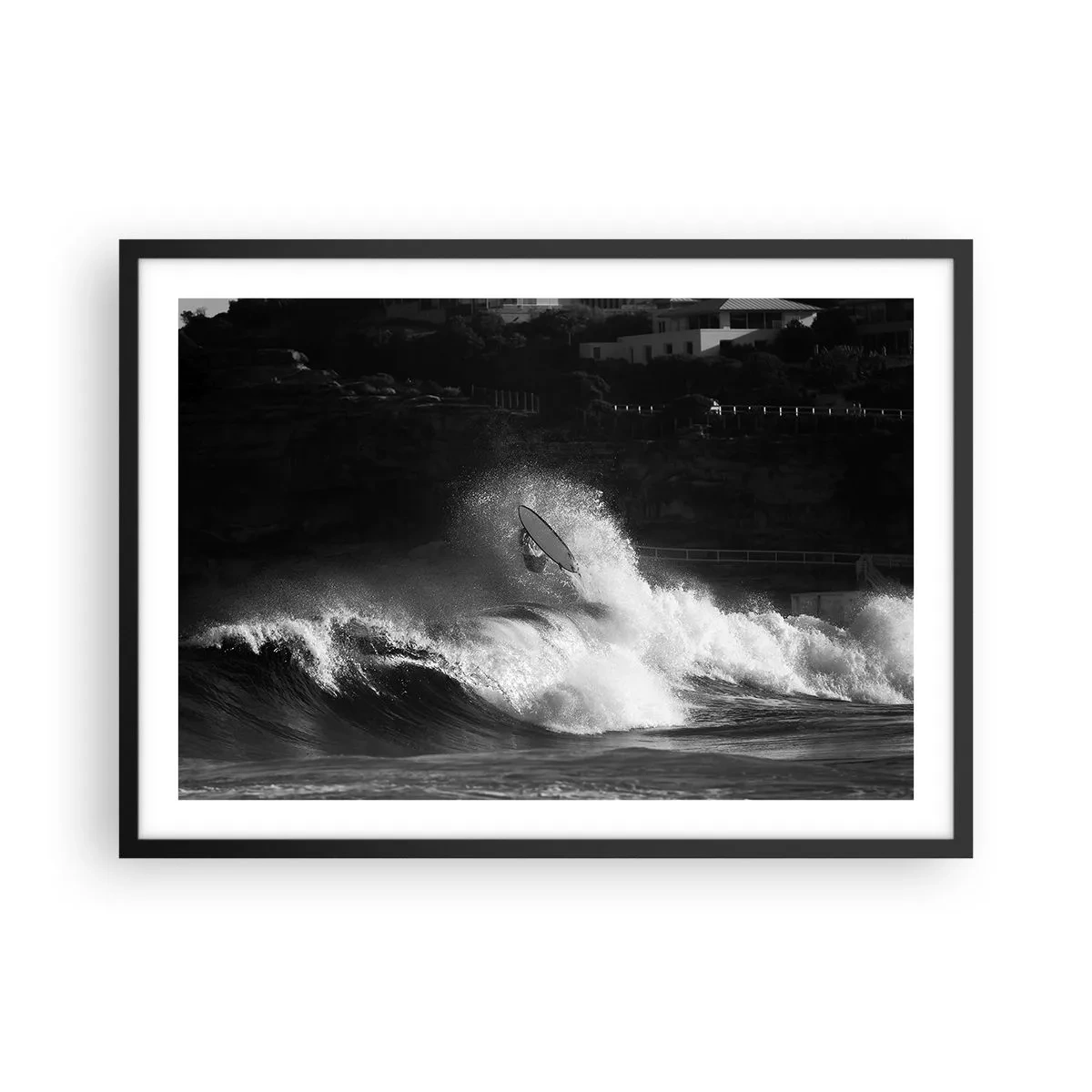 Poster in cornice nera - Un surfista che cavalca un'onda in bianco e nero - 70x50cm - Sfida accettata! - Decorazione murale moderna per soggiorno e camera da letto ARTTOR