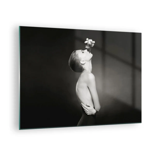 Quadro su vetro - Una donna con un fiore in bocca in un ritratto in bianco e nero - 70x50cm - Eleganza eccentrica - Decorazione murale moderna per soggiorno e camera da letto ARTTOR