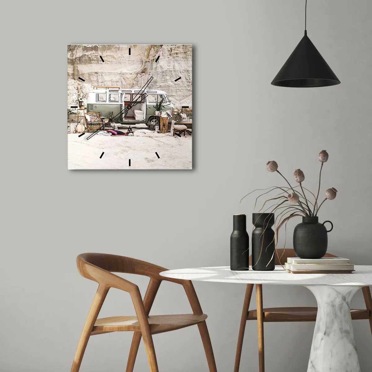 Orologio da parete - Orologio in Vetro - Un camper retrò dal design boho sullo sfondo di un paesaggio roccioso. - 30x30cm - è tempo di viaggiare - Decorazione murale moderna per soggiorno e camera da letto ARTTOR
