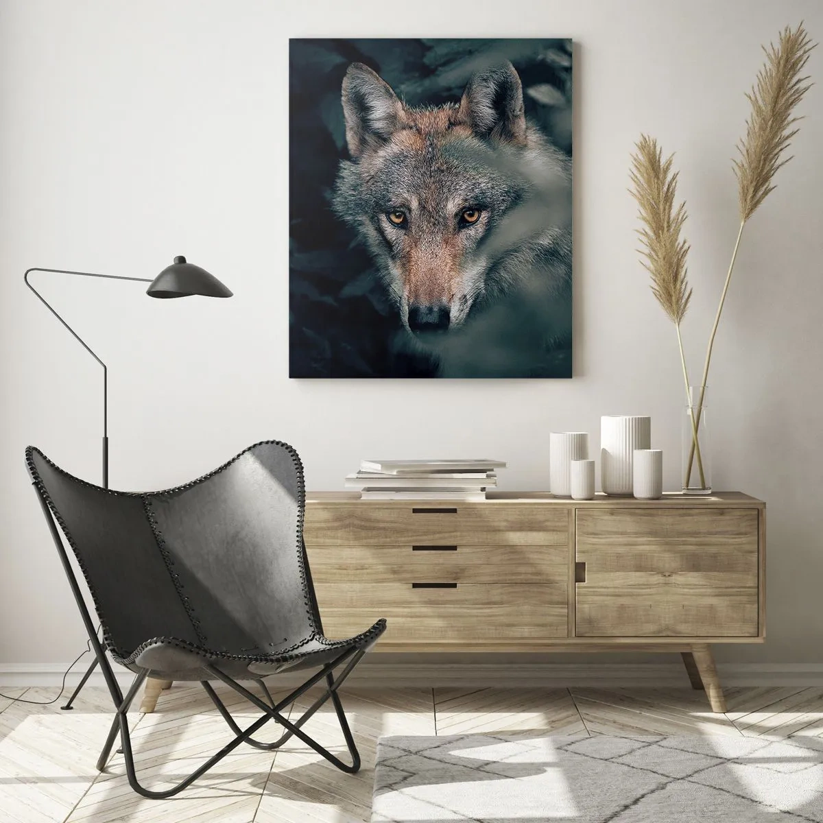 Quadro su vetro - Un lupo nel suo ambiente naturale, che osserva dalle profondità della foresta. - 70x100cm - Cacciatore - Decorazione murale moderna per soggiorno e camera da letto ARTTOR