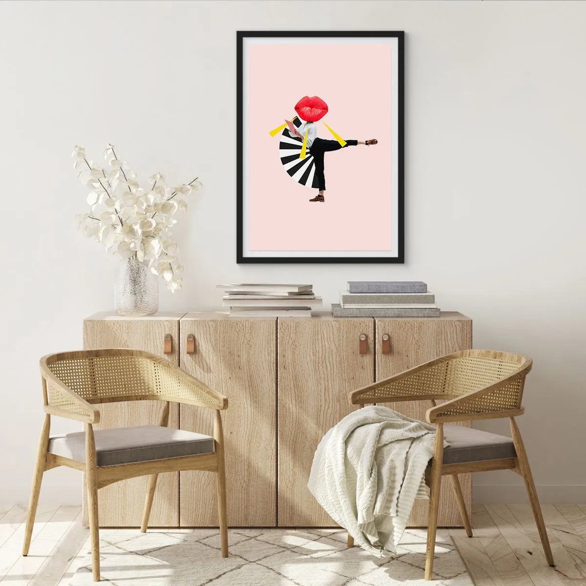 Poster in cornice nera - Una composizione surreale con labbra ed elementi geometrici su uno sfondo rosa. - 50x70cm - Pop-art surrealistica - Decorazione murale moderna per soggiorno e camera da letto ARTTOR