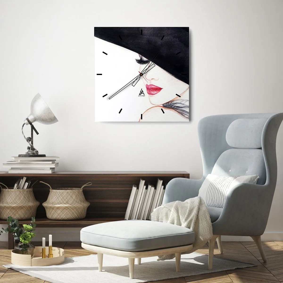 Orologio da parete - Orologio in Vetro - Un'illustrazione sottile di una donna con un cappello nero e labbra rosse - 30x30cm - Eleganza e sensualità - Decorazione murale moderna per soggiorno e camera da letto ARTTOR