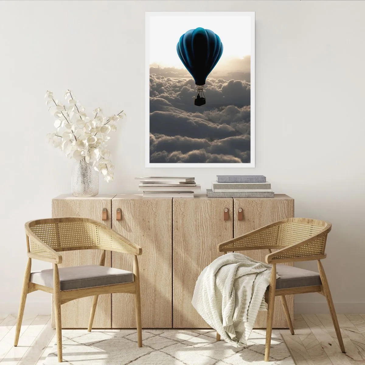 Poster - Un palloncino nero che fluttua sopra le nuvole - 50x70cm - Viaggiatore sopra le nuvole - Decorazione murale moderna per soggiorno e camera da letto ARTTOR