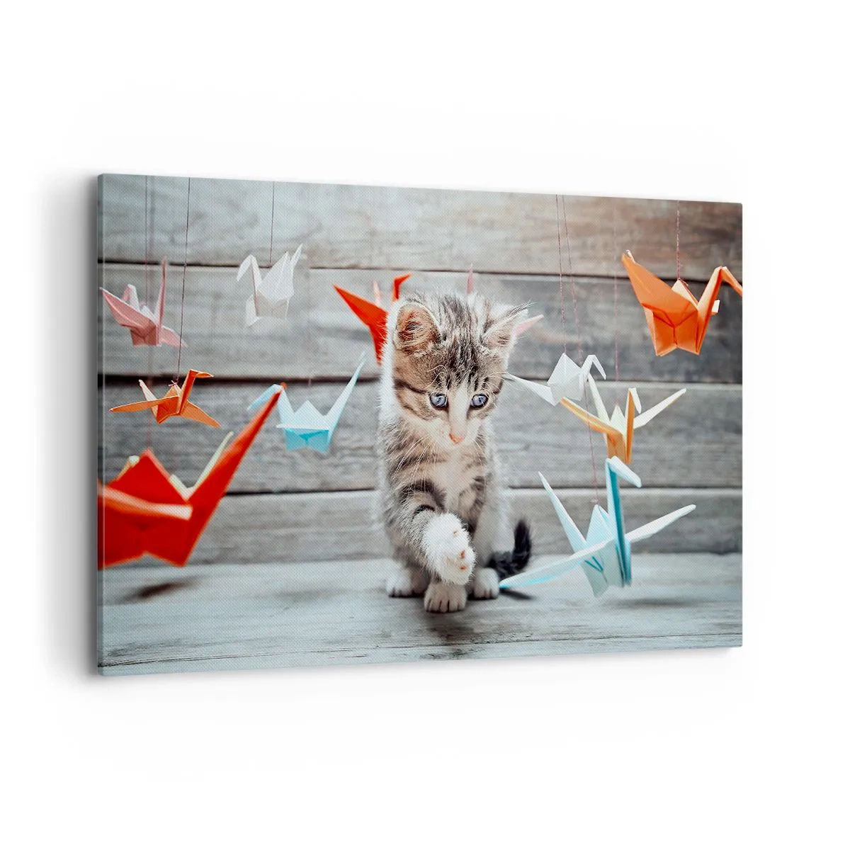 Quadro su tela - Stampe su Tela - Un gattino che gioca con delle gru di carta origami appese. - 120x80cm - Prima lezione - Decorazione murale moderna per soggiorno e camera da letto ARTTOR