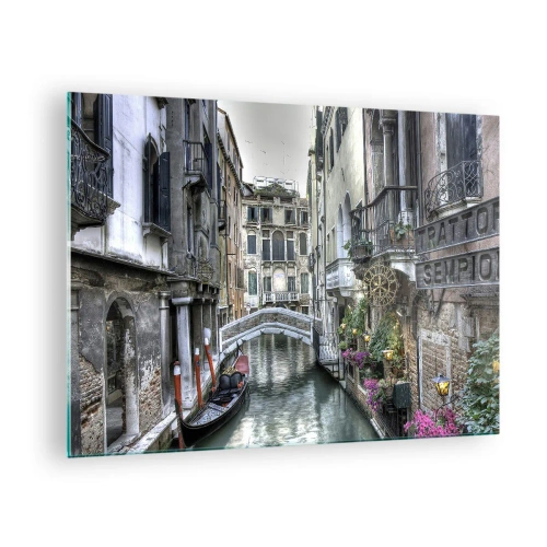 Quadro su vetro - Vista romantica di un canale veneziano con una gondola - 70x50cm - Da secoli in silenziosa riflessione - Decorazione murale moderna per soggiorno e camera da letto ARTTOR