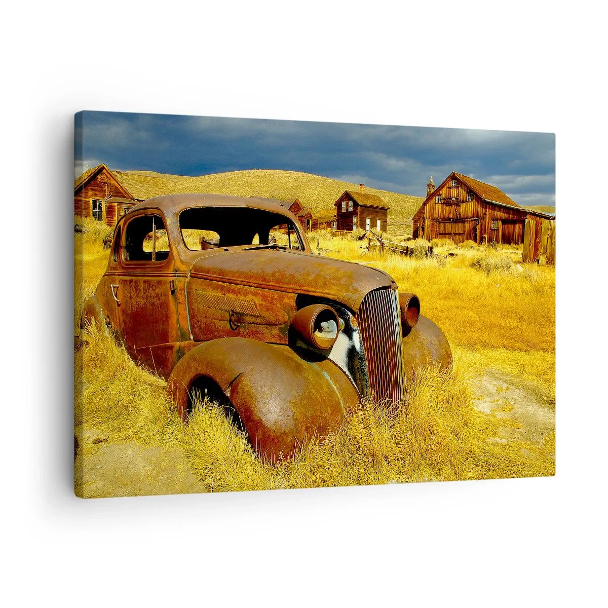 Quadro su tela - Stampe su Tela - Una vecchia macchina arrugginita sullo sfondo di capanne di legno abbandonate - 70x50cm - Meritato riposo - Decorazione murale moderna per soggiorno e camera da letto ARTTOR