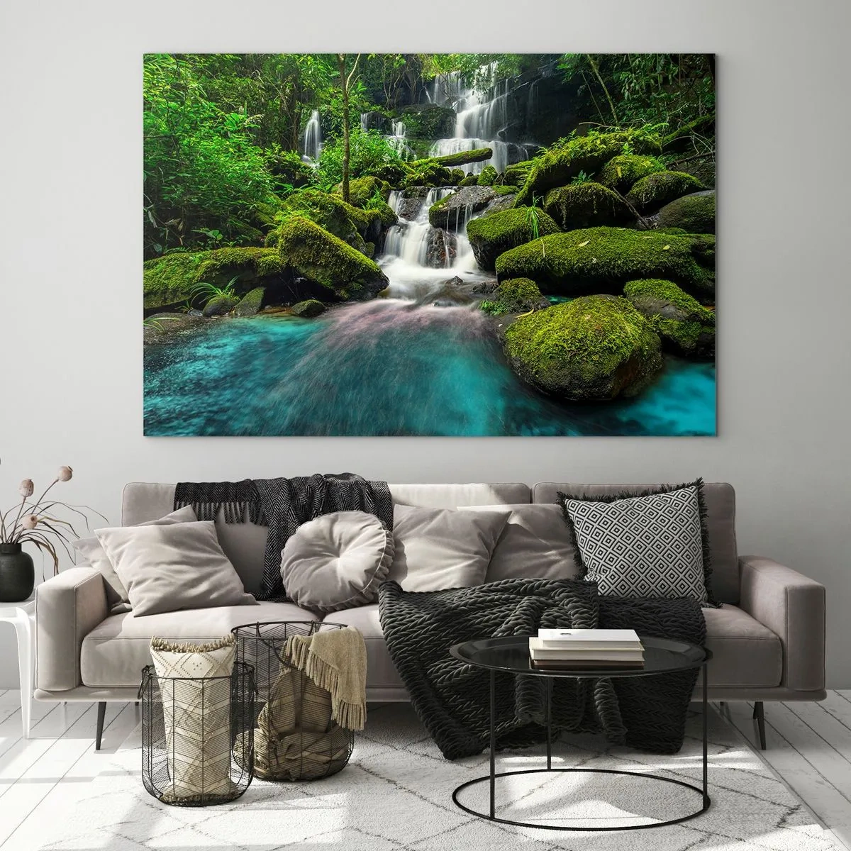 Quadro su vetro - Una cascata esotica circondata da una vegetazione lussureggiante e da acque turchesi - 100x70cm - Turchese, zaffiro e argento liquido - Decorazione murale moderna per soggiorno e camera da letto ARTTOR