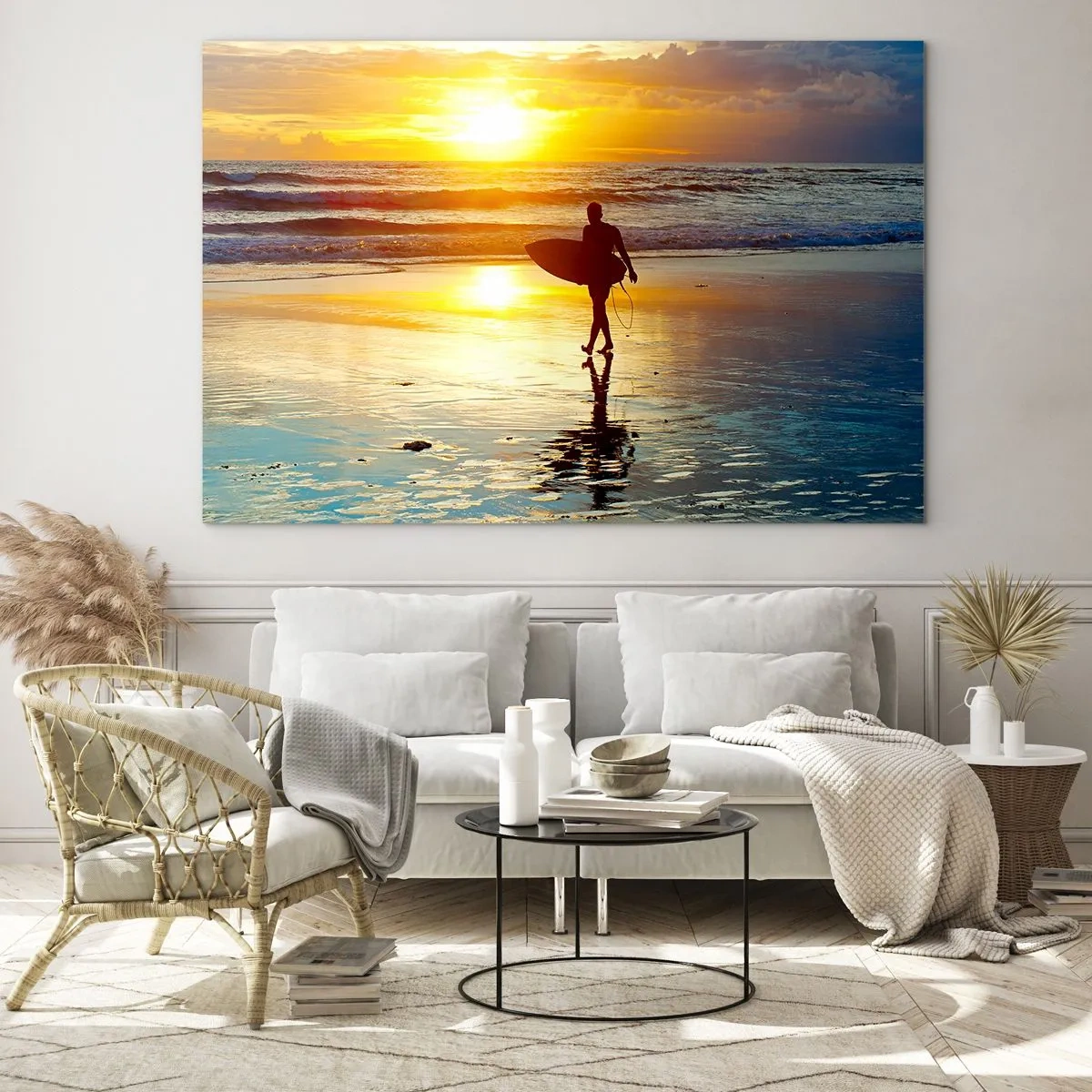 Quadro su vetro - Un surfista che cammina sulla spiaggia al tramonto con la sua tavola - 70x50cm - Il ritorno del guerriero - Decorazione murale moderna per soggiorno e camera da letto ARTTOR