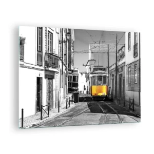Quadro su vetro - Un tram giallo su una strada bianca e nera in una città europea. - 70x50cm - Lo spirito di Lisbona - Decorazione murale moderna per soggiorno e camera da letto ARTTOR