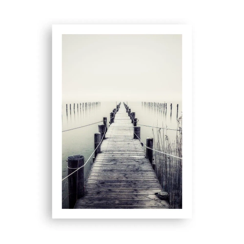 Poster - Un ponte di legno che conduce a una distesa d'acqua nebbiosa - 50x70cm - Immergiti nella pace - Decorazione murale moderna per soggiorno e camera da letto ARTTOR