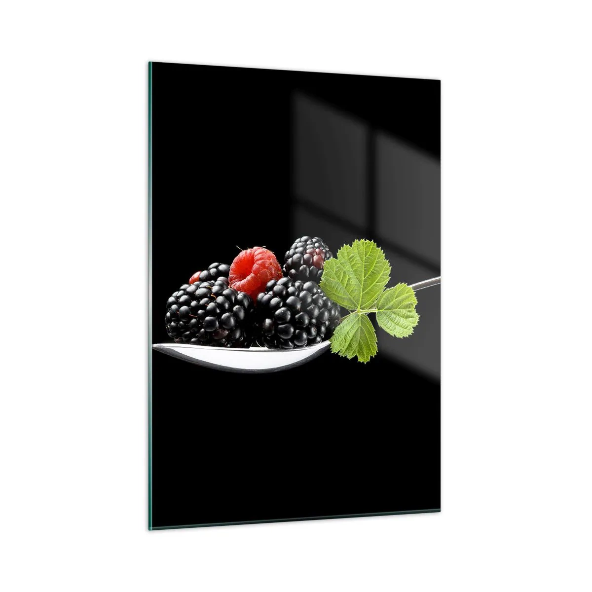 Quadro su vetro - Lamponi e more su un cucchiaio con una foglia verde su uno sfondo nero - 50x70cm - I sapori della freschezza - Decorazione murale moderna per soggiorno e camera da letto ARTTOR