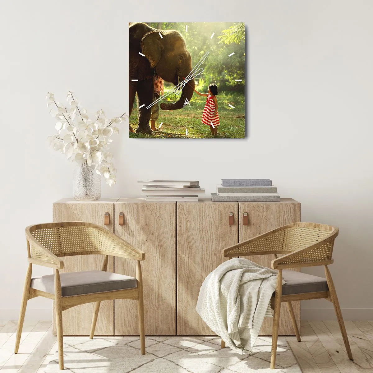 Orologio da parete - Orologio in Vetro - Una ragazza con un vestito rosso tocca un elefante nella foresta. - 30x30cm - La forza dell'amicizia - Decorazione murale moderna per soggiorno e camera da letto ARTTOR