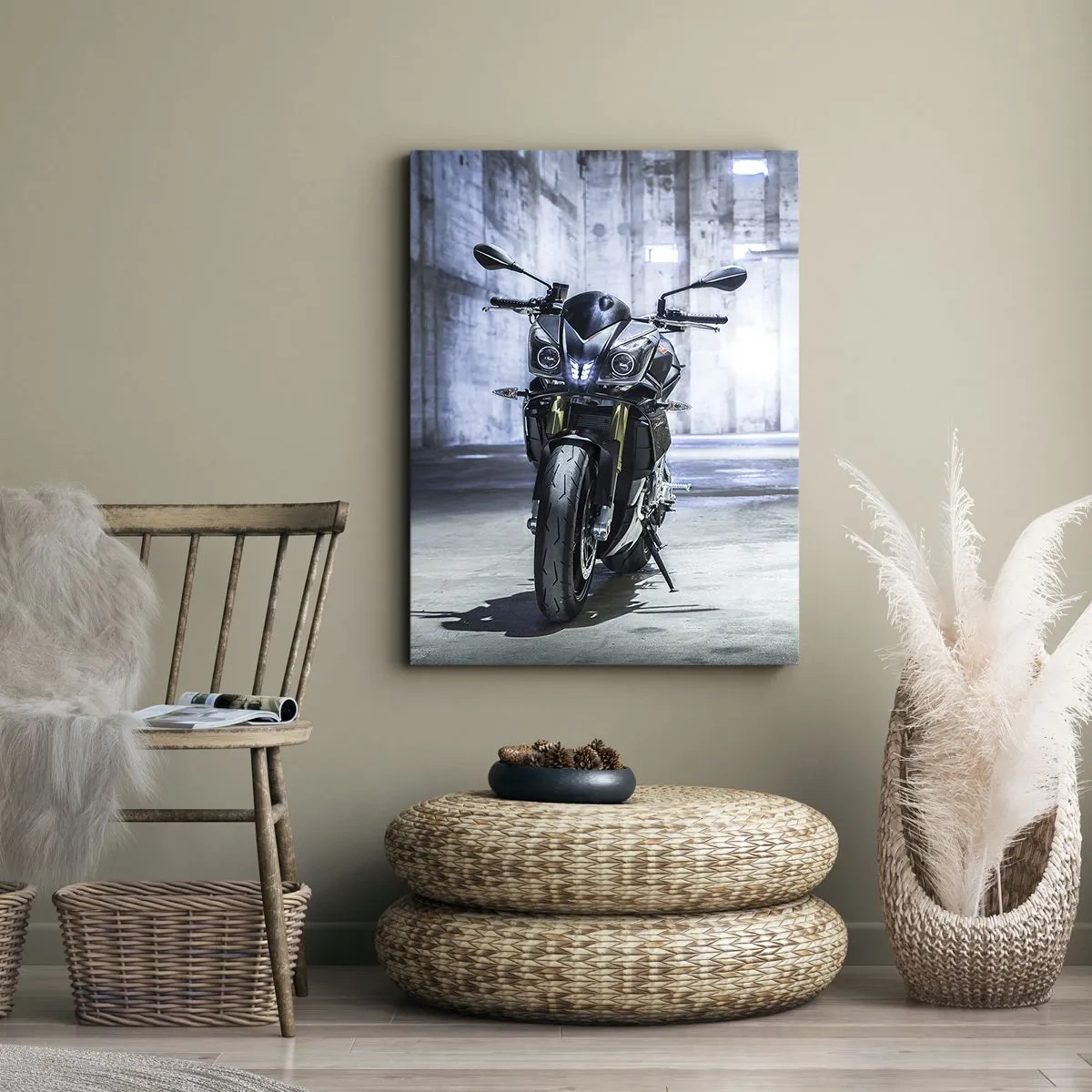 Quadro su tela - Stampe su Tela - Una motocicletta moderna in un interno industriale - 70x100cm - Prima che rombi il motore - Decorazione murale moderna per soggiorno e camera da letto ARTTOR