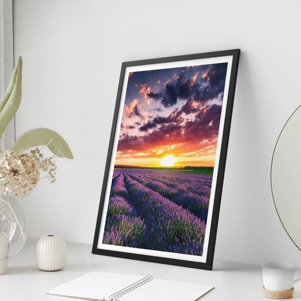 Poster in cornice nera - Campo di lavanda al tramonto - 50x70cm - Il mondo della lavanda - Decorazione murale moderna per soggiorno e camera da letto ARTTOR