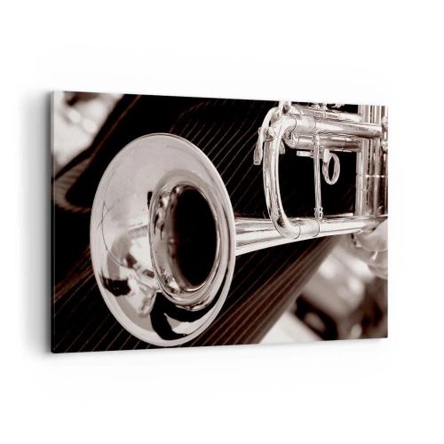 Quadro su tela - Stampe su Tela - Primo piano di una tromba d'argento su un elegante sfondo in tessuto. - 120x80cm - Viaggio musicale negli anni '30 - Decorazione murale moderna per soggiorno e camera da letto ARTTOR
