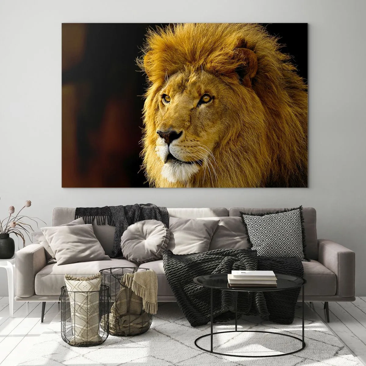 Quadro su vetro - Ritratto di un maestoso leone su uno sfondo scuro - 100x70cm - Ritratto del re - Decorazione murale moderna per soggiorno e camera da letto ARTTOR